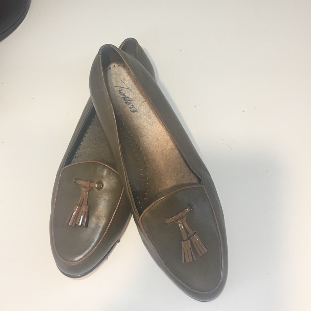 Extra Wide Olive Green Trotters Flats Worn Once